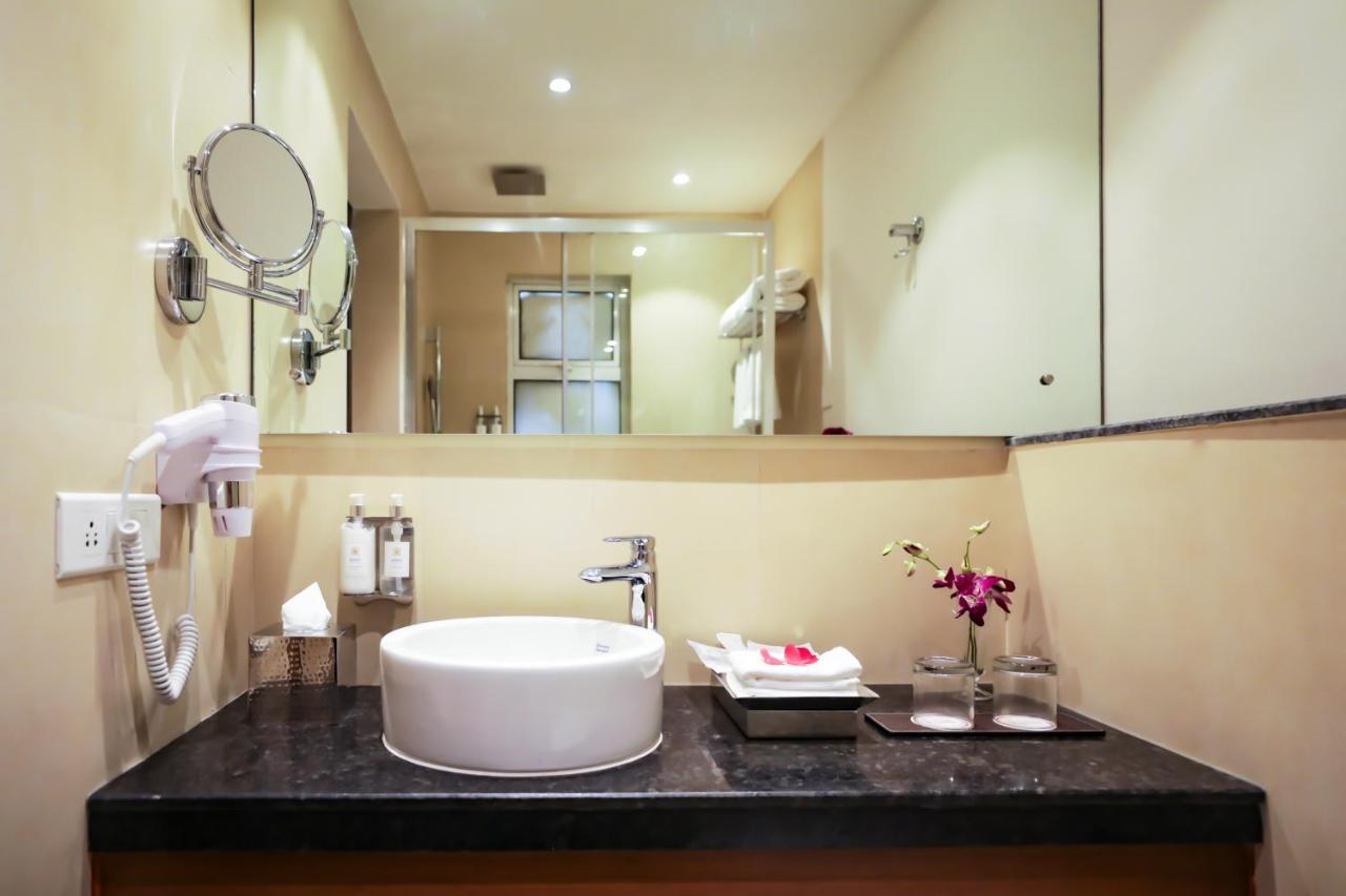 Regenta Suites Gurugram, Sohna Road, Sector 49 Gurgaon Dış mekan fotoğraf