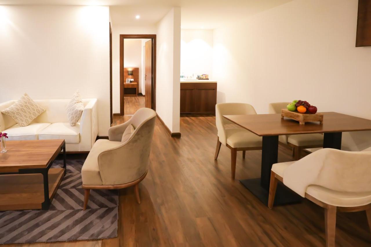 Regenta Suites Gurugram, Sohna Road, Sector 49 Gurgaon Dış mekan fotoğraf