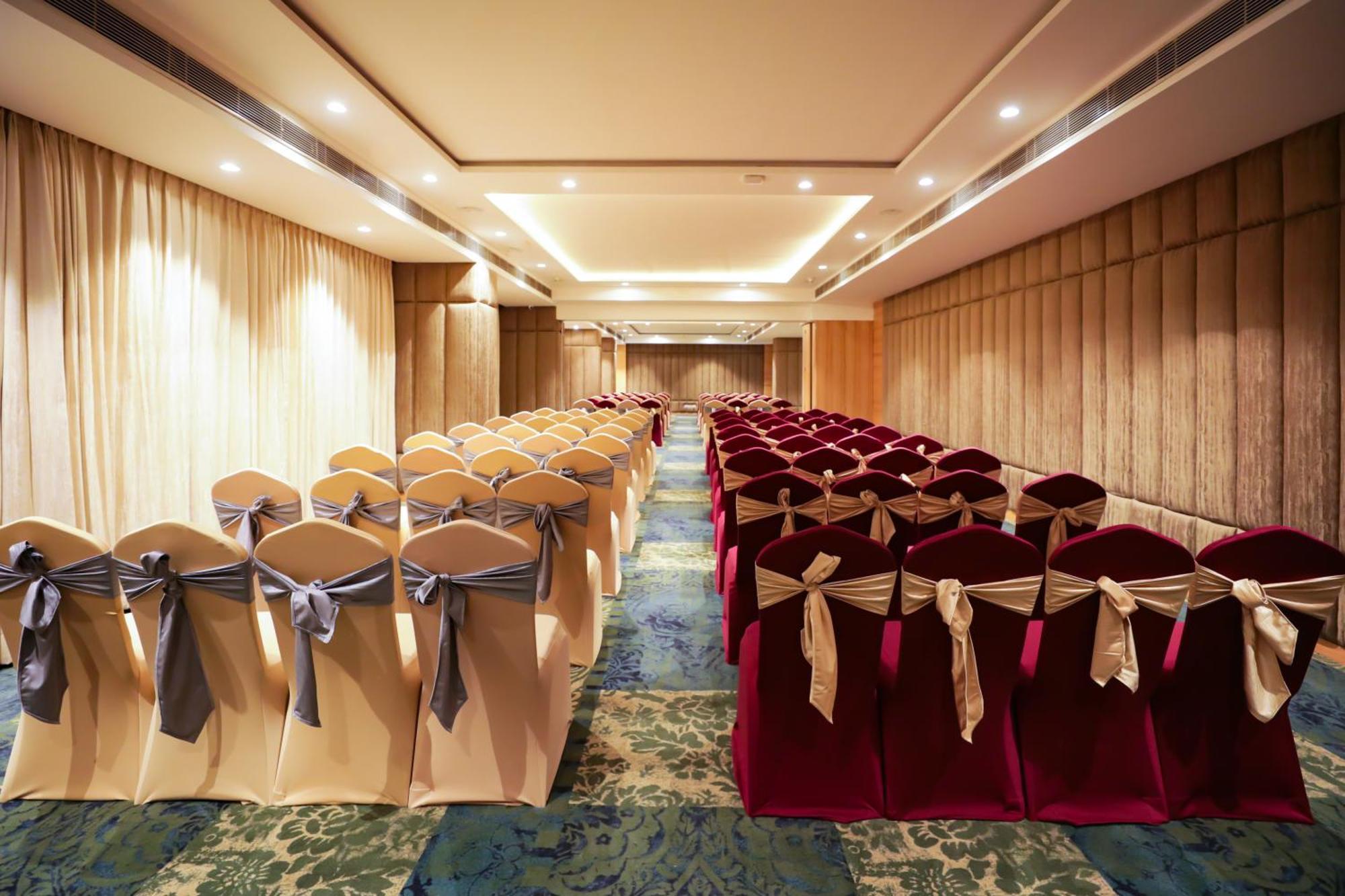 Regenta Suites Gurugram, Sohna Road, Sector 49 Gurgaon Dış mekan fotoğraf